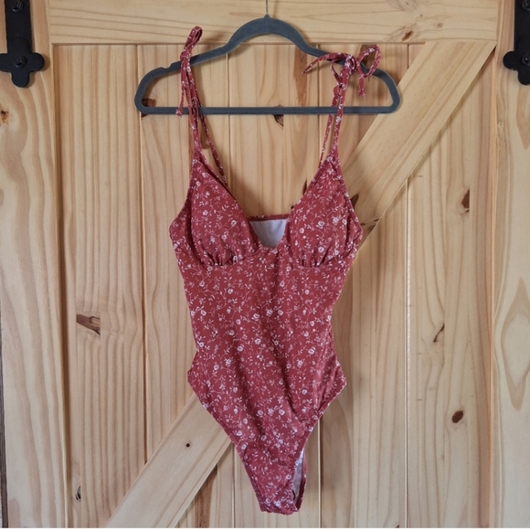 Cute Floral one piece - Picture 3 of 13